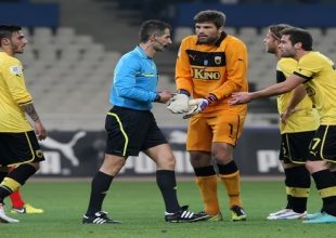 Μόνη της κόντρα σε Θεούς και δαίμονες