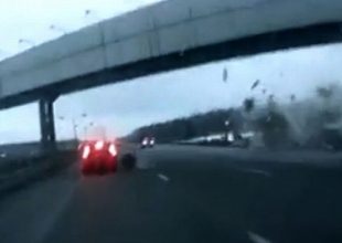 Σοκ: Συντρίμμια αεροπλάνου χτυπούν αυτοκίνητο στη Ρωσία