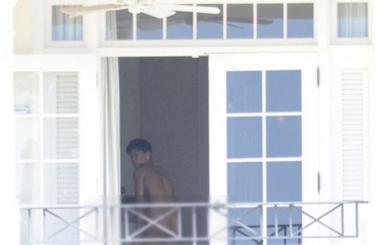 Οι ολόγυμνες φωτογραφίες της Rihanna
