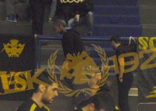 Ανθοδέσμες και για τον Χομεϊνί