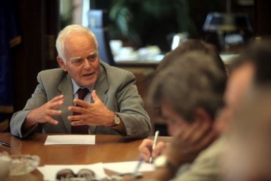 Απειλές για πάγωμα μισθών στο Δημόσιο