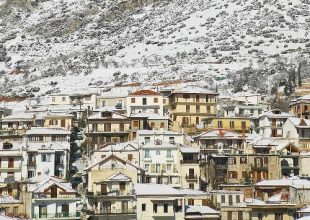 Βγάζουν στο σφυρί τα σαλέ της Αράχωβας λόγω κρίσης
