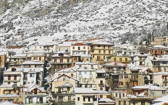 Βγάζουν στο σφυρί τα σαλέ της Αράχωβας λόγω κρίσης
