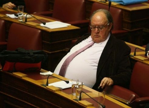 Ο Πάγκαλος ξαναχτυπά με μπλε μπουρνούζι