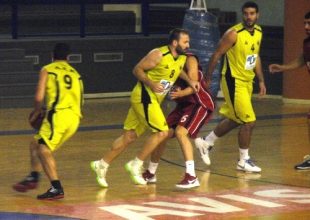 Κερδίζει και καραδοκεί….