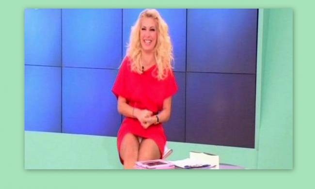 Φόρεσε κοντό φόρεμα και είδαμε το εσώρουχό της