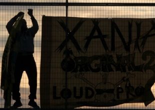 Κρεμασμένος στο συρματόπλεγμα οπαδός της ΑΕΚ