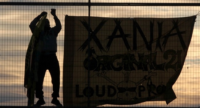 Κρεμασμένος στο συρματόπλεγμα οπαδός της ΑΕΚ