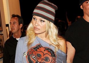 Η Πάμελα Άντερσον με το μπλουζάκι της (pics)