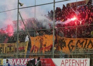 Μπήκαν στο γήπεδο στο 25’!