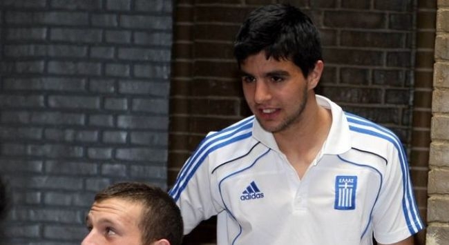 «Σφάζονται» στα πόδια του Ανάκογλου