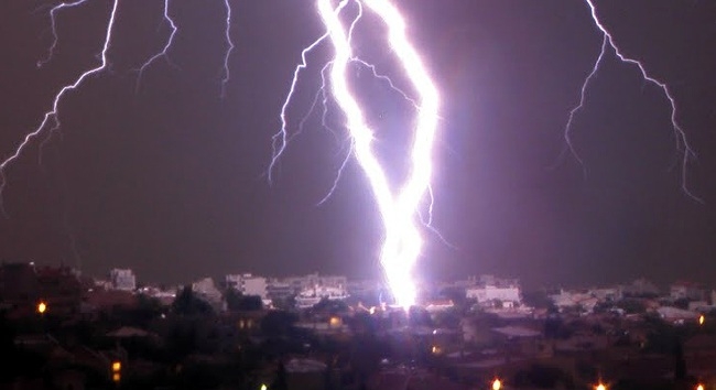 Νοτιάδες, τοπικές βροχές και ισχυρές καταιγίδες