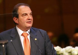 Πούλησε το γραφείο του και νοικιάζει το πατρικό του ο Καραμανλής