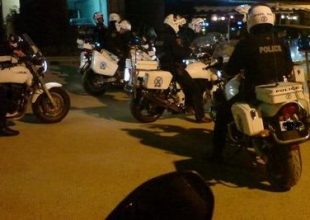 Μαχαίρια και φυλλάδια της Χρυσής Αυγής