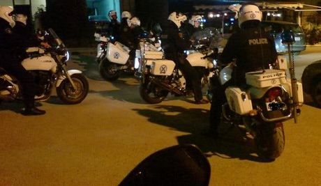 Μαχαίρια και φυλλάδια της Χρυσής Αυγής