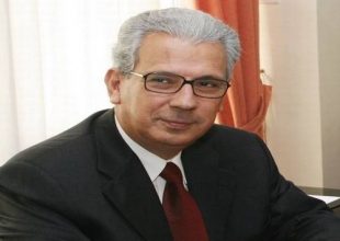Φάκελος με σφαίρα στο γραφείο του Γιώργου Μέργου