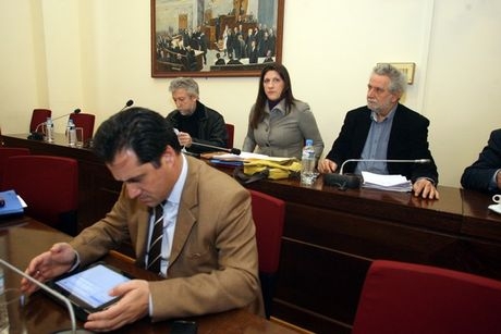 Καβγάς Γεωργιάδη – Βαξεβάνη στη Βουλή
