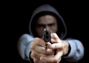 Σοκαριστικό βίντεο: Εργαζόμενοι κρατούν ληστή