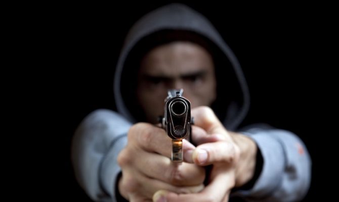 Σοκαριστικό βίντεο: Εργαζόμενοι κρατούν ληστή