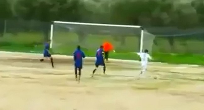 Σουτ χτύπησε 4 φορές στο δοκάρι!