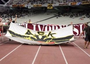 Οπαδοί της Λιβόρνο τραγουδούν για την ΑΕΚ