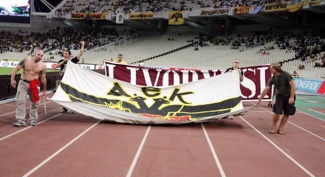 Οπαδοί της Λιβόρνο τραγουδούν για την ΑΕΚ