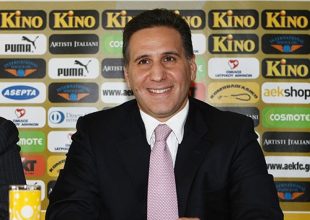 Πετάει τη σκούφια του για λαϊκή βάση