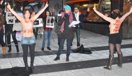 Topless διαδήλωση κατά της μαντήλας