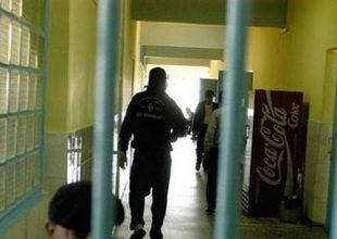 Χειροβομβίδες και όπλο σε κελί στις φυλακές Κορυδαλλού