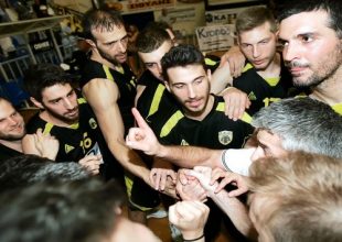 Όλη η ομάδα μια αγκαλιά (vid)