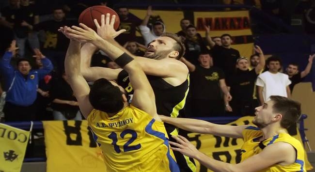 Νίκη με Δούκα και βλέμματα στη Δάφνη