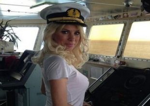 H Ελένη Μενεγάκη σε θέση του καπετάνιου! (pics)