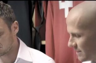 Ο Μπράντλεϊ μαθαίνει αγγλικά στον Τότι (vid)
