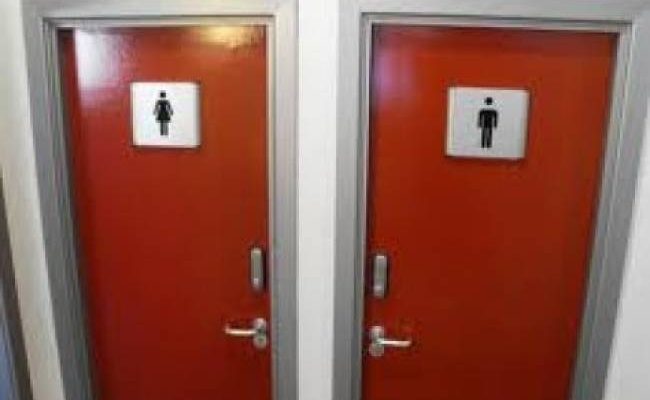 Έκαναν σεξ στην τουαλέτα καφετέριας όταν ξαφνικά…
