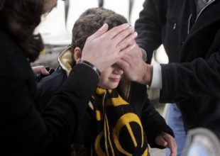 Την σκοτώνουν. Μην βλέπεις…