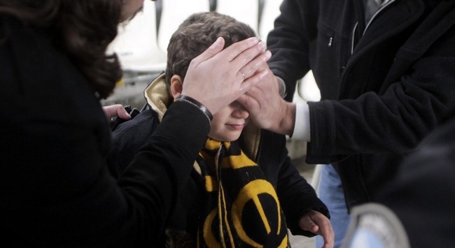 Την σκοτώνουν. Μην βλέπεις…