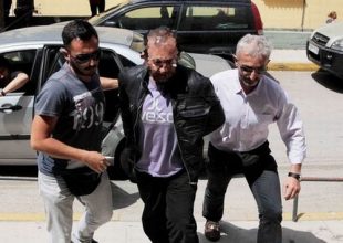 Υπό δρακόντεια μέτρα ασφαλείας η μεταφορά του “Δράκου των Πετραλώνων” στον ανακριτή