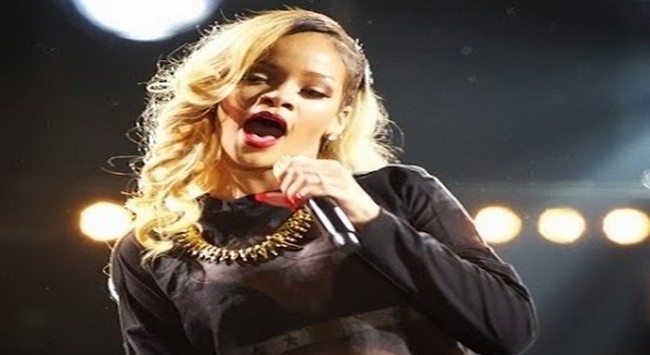 Η Rihanna πιάνει τα… απόκρυφα της (pics)
