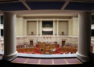 51 πολιτικοί με το όπλο στην τσέπη