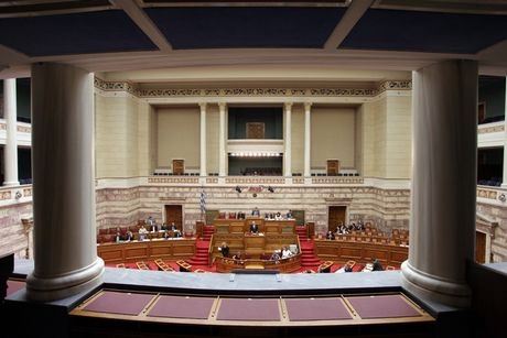 51 πολιτικοί με το όπλο στην τσέπη