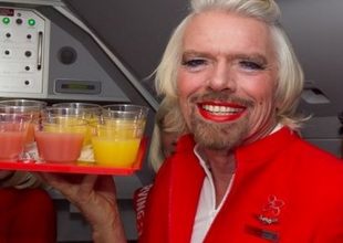 Ο δισεκατομμυριούχος Richard Branson ντύθηκε αεροσυνοδός αφού έχασε στοίχημα