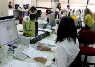 ”Τυφλές” απολύσεις στο Δημόσιο χωρίς αξιολόγηση