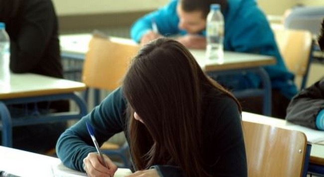 Ακόμα και επιστράτευση εκπαιδευτικών για τις εξετάσεις