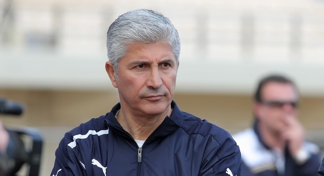 Ο κόσμος τον απομακρύνει