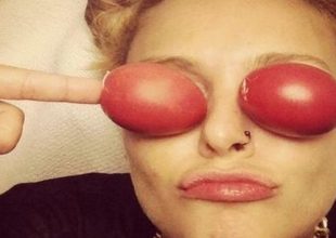 Όταν οι celebrities σουβλίζουν αρνιά, τσουγκρίζουν αυγά και βγάζουν φωτογραφίες