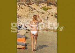 Αναστάτωσε την παραλία με το λευκό μαγιό της η..