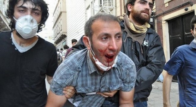Προσαγωγή Έλληνα φοιτητή στις διαδηλώσεις της Τουρκίας Προσαγωγή Έλληνα φοιτητή στις διαδηλώσεις της Τουρκίας