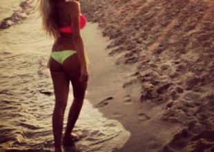 «Ανέβασε» την θερμοκρασία με το σέξι μαγιό της η…