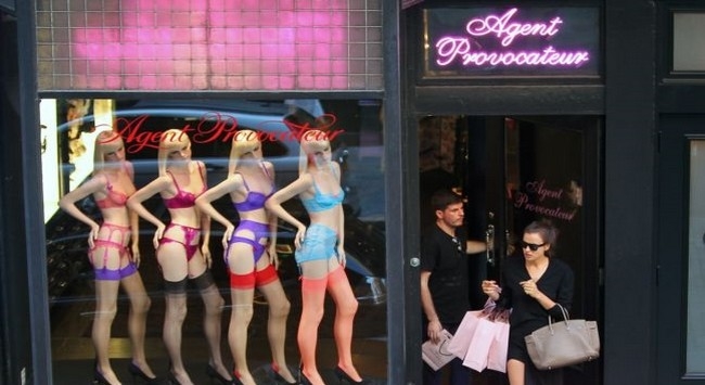 H Irina Shayk πήγε για ψώνια σε sex shop