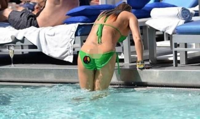 Ουπς! Ατυχηματάκι στην πισίνα για την…